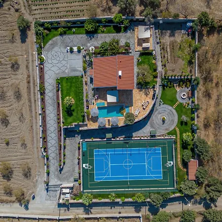 Neveda Mit Tennis Und Basketballplatz Datça